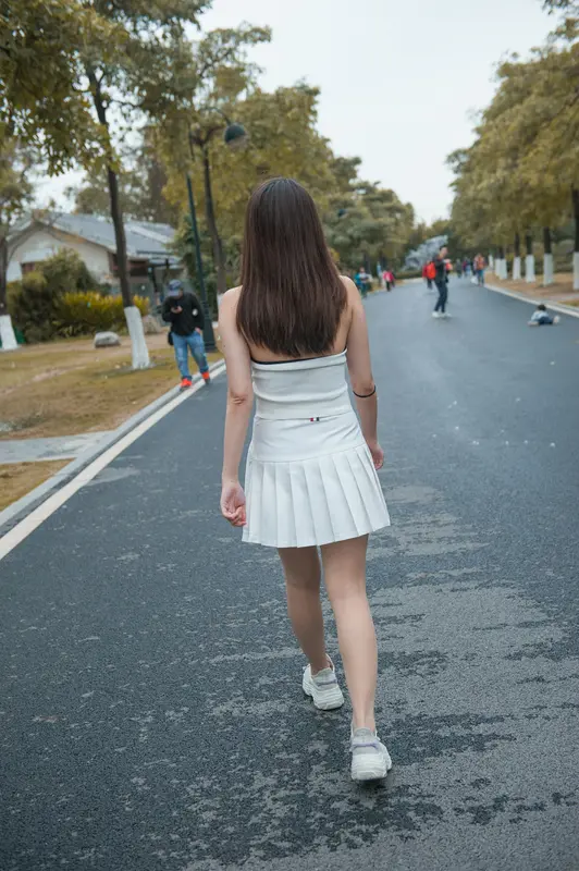 120 吊带短裙性感肉丝小姐姐 - 魔镜街拍
